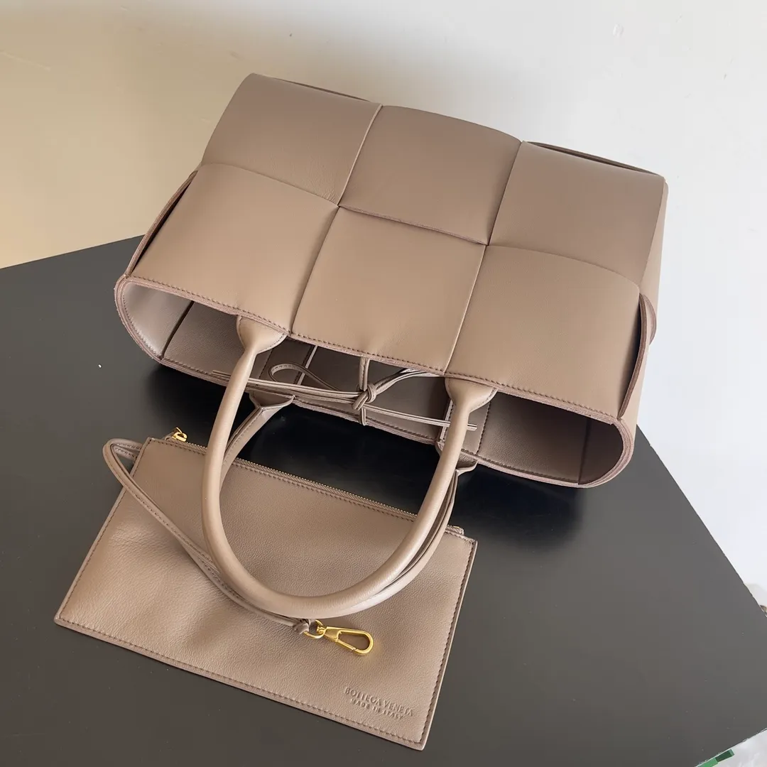 Batch 2120 30cm 𝗕𝗼𝘁𝘁𝗲𝗴𝗮 𝗩𝗲𝗻𝗲𝘁𝗮 ✨Extra large rectangular tote bag. Traditional woven elements, Intrecciato woven imported cow leather tote handbag with small card holder inside and connectable buckle inside. The whole bag is hand-woven from lambskin. 🌈Only make the highest-end products in the market, welcome to compare Size: 30*20*11.5cm Model: 652867.  Delivered from the factory with complete packaging